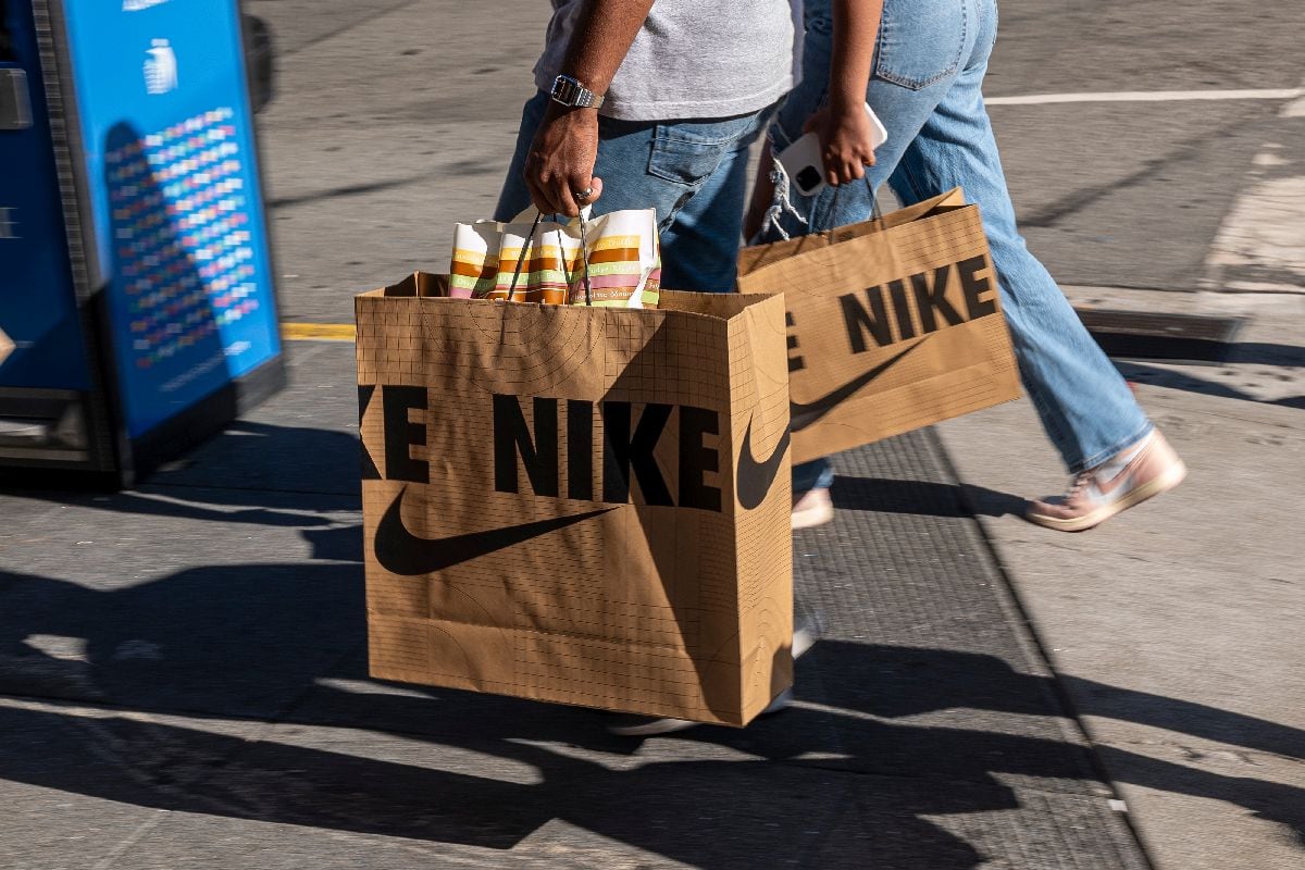 Un par de compradores llevan bolsas Nike en San Francisco.