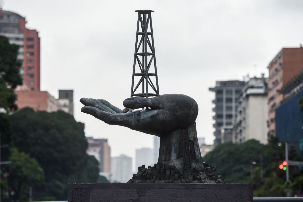 Monumento a la Paz frente a la sede de Petróleos de Venezuela (PDVSA) en Caraca. (Foto de Miguel ZAMBRANO / AFP)