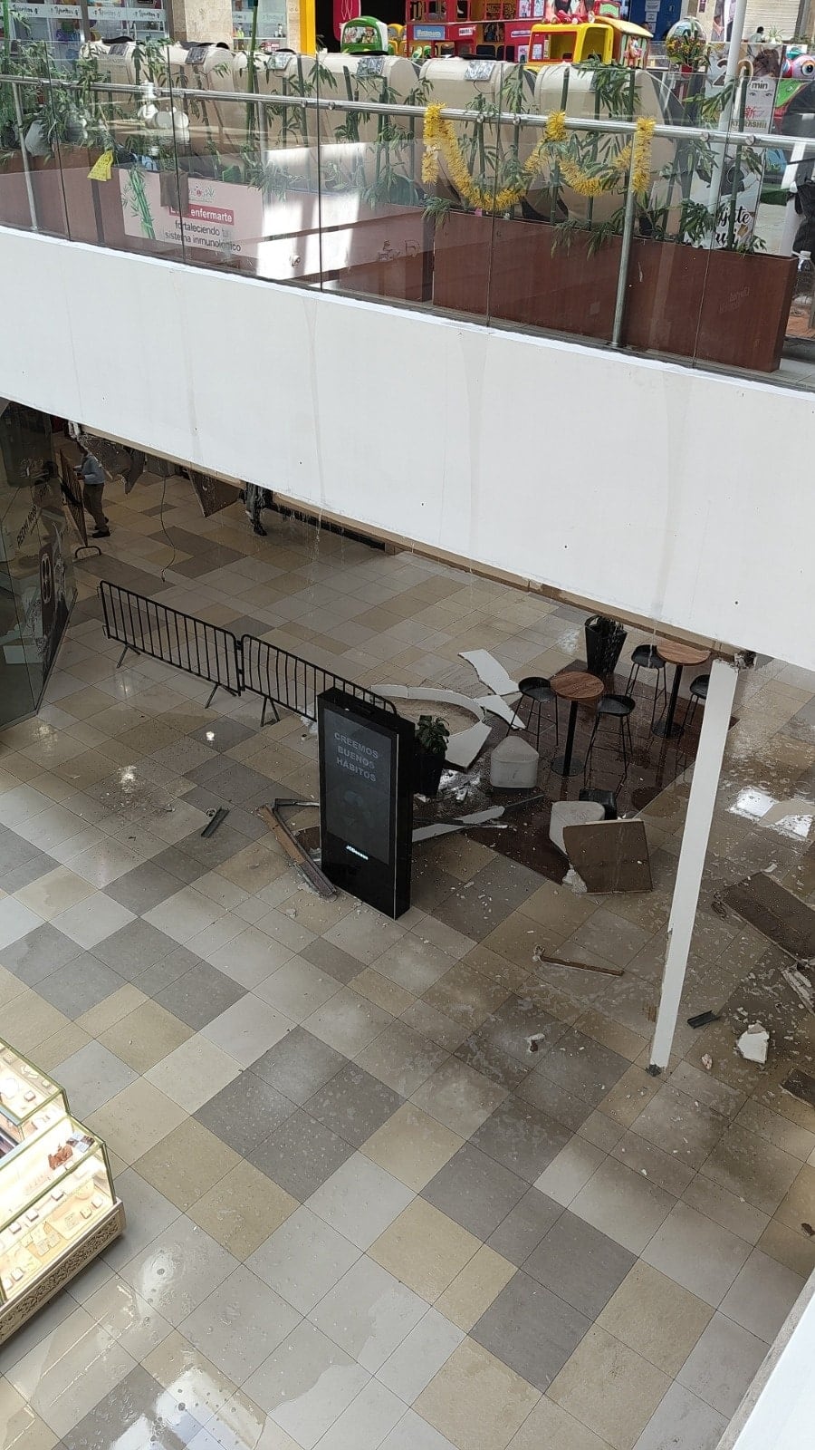 Según Mallplaza, se generó la caída de parte del techo en el primer nivel de su local de Bellavista por desacople de una cañería en la red contra incendios. Foto: Flash Callao