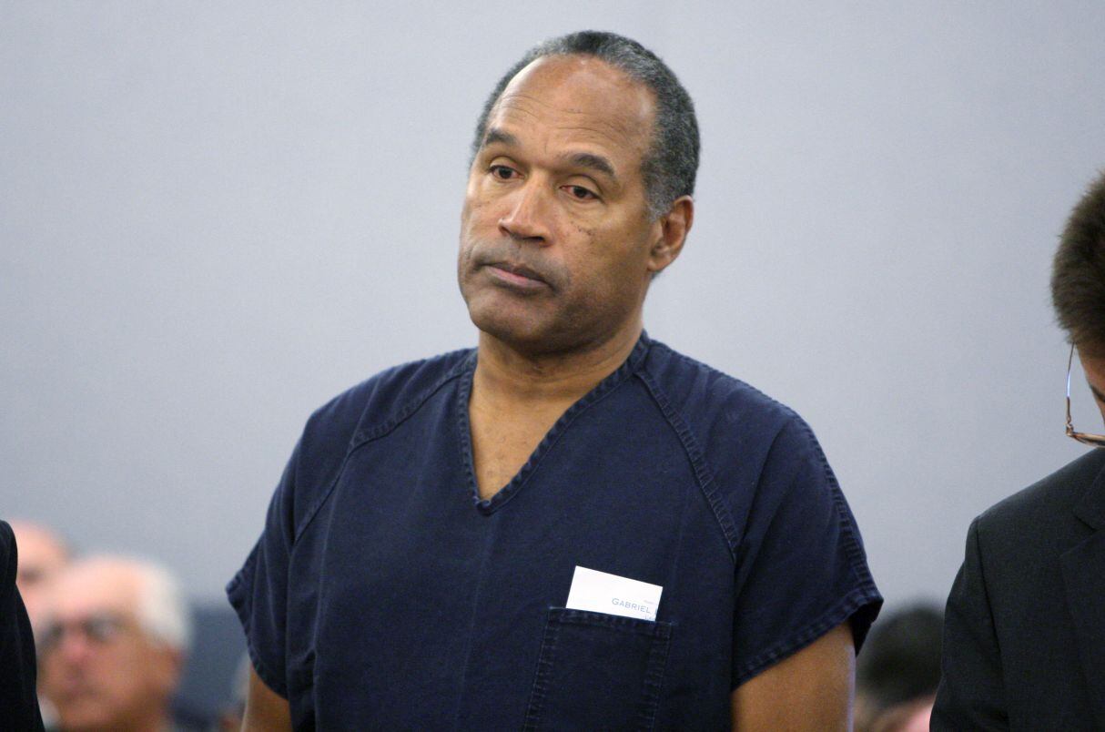 La muerte de O.J. Simpson deja un recuerdo dividido entre la estrella del fútbol americano que entró al Salón de la Fama y el hombre que protagonizó el 'juicio del siglo'. (Foto: Isaac BREKKEN / POOL / AFP)