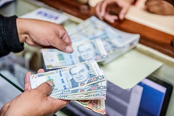 En los niveles D y E aún predomina el uso exclusivo de efectivo. (Fuente: El Peruano)