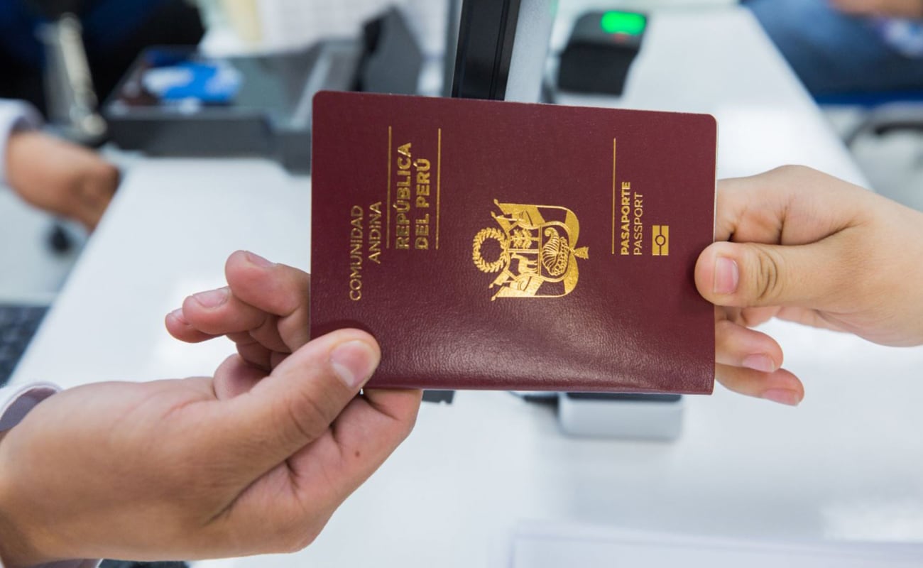 Un ciudadano recibiendo su pasaporte en Migraciones (Foto: Andina)