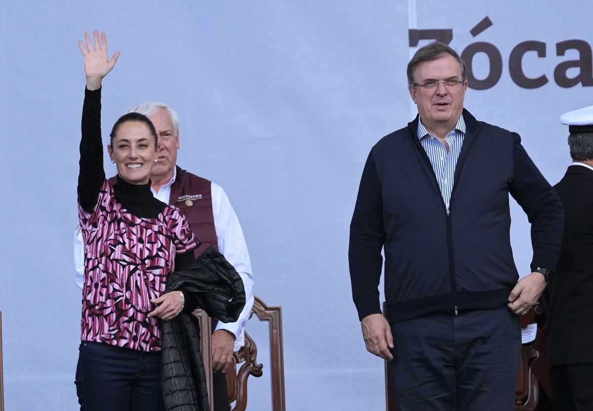 La aspirante presidencial por el Morena, Claudia Sheinbaum, junto al excanciler de México, Marcelo Ebrard, durante una manifestación en la plaza del Zócalo de la Ciudad de México el 18 de marzo de 2023. (Foto de RODRIGO ARANGUA / AFP)