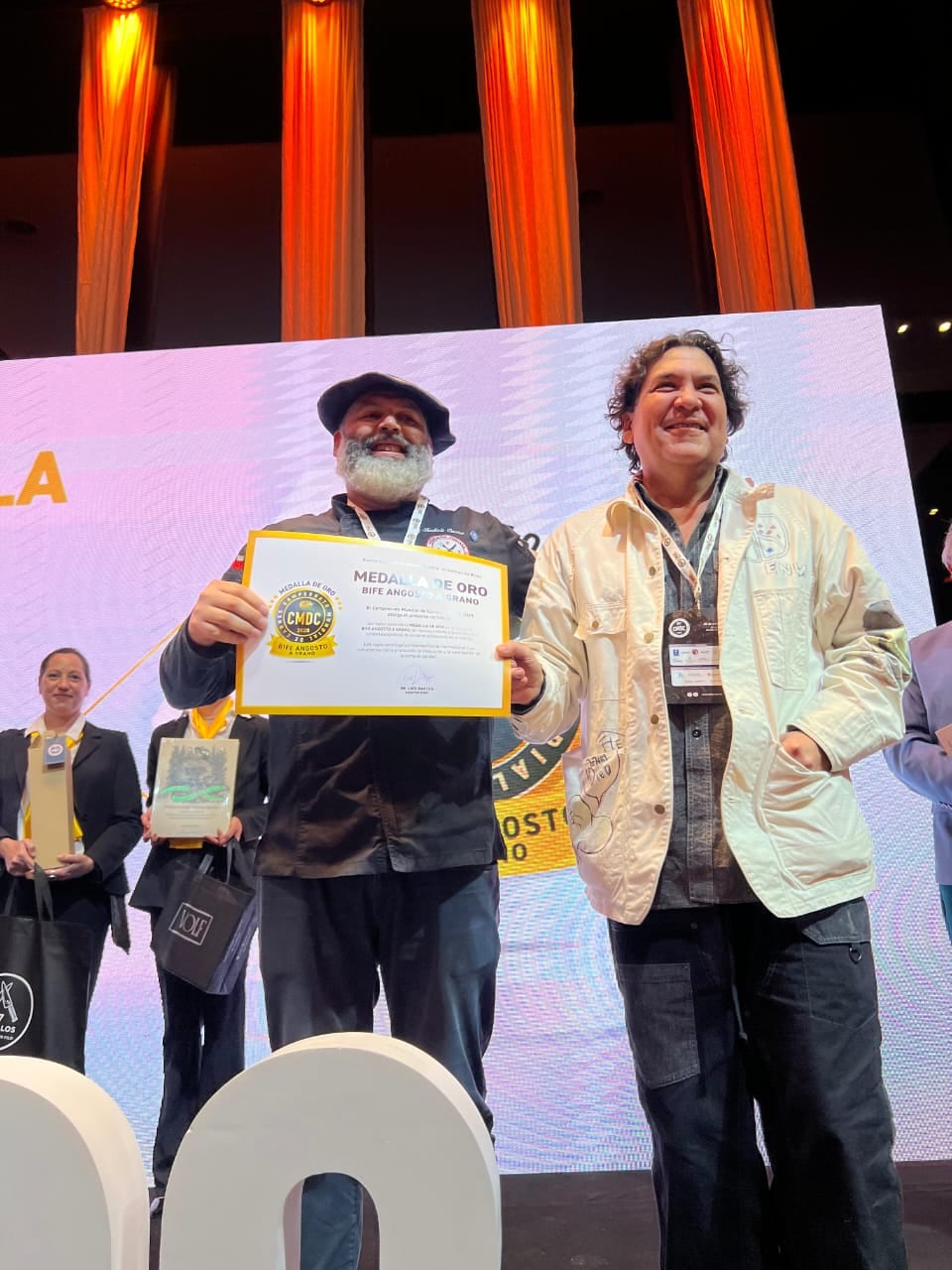 José Luis 'el Chiki' Castro es director culinario del grupo La Estampida y el representante gastronómico del programa Ternera Signature, un programa nacional donde crían una raza peruana que es la Criolla andina, que ganó el Campeonato Mundial de la Carne en 2025.