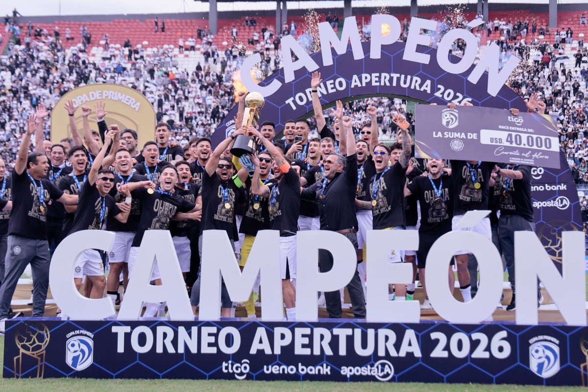 Fotografía cedida por la Asociación Paraguaya de Fútbol que muestra la celebración de los jugadores de Olimpia tras ganar el Torneo Apertura 2026 este domingo, en el Estadio Defensores del Chaco, en Asunción (Paraguay). EFE/ Asociación Paraguaya de Fútbol