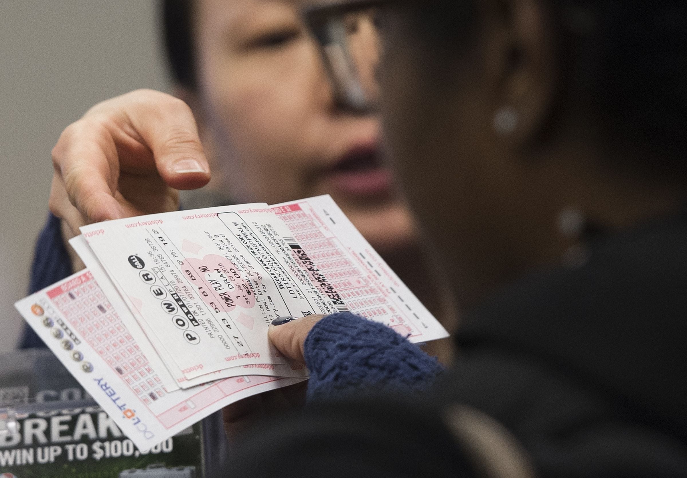 Los plazos límite para la venta de boletos del Powerball varían según la jurisdicción. (Foto: SAUL LOEB / AFP)