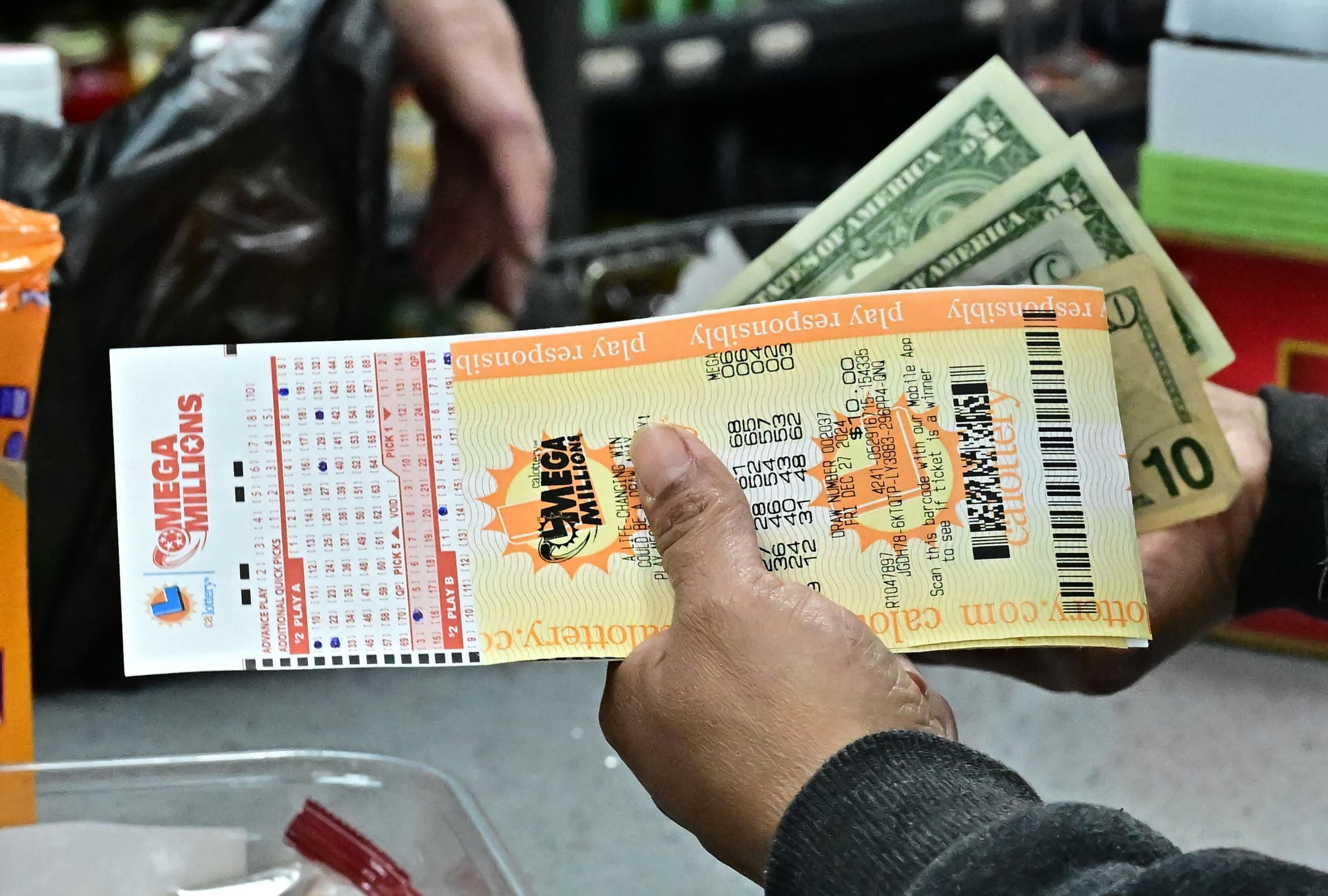 Revisa esta nota para que descubras quién ganó el Mega Millions hoy, viernes 16 de enero, en EE.UU. (Foto: Frederic J. BROWN / AFP)