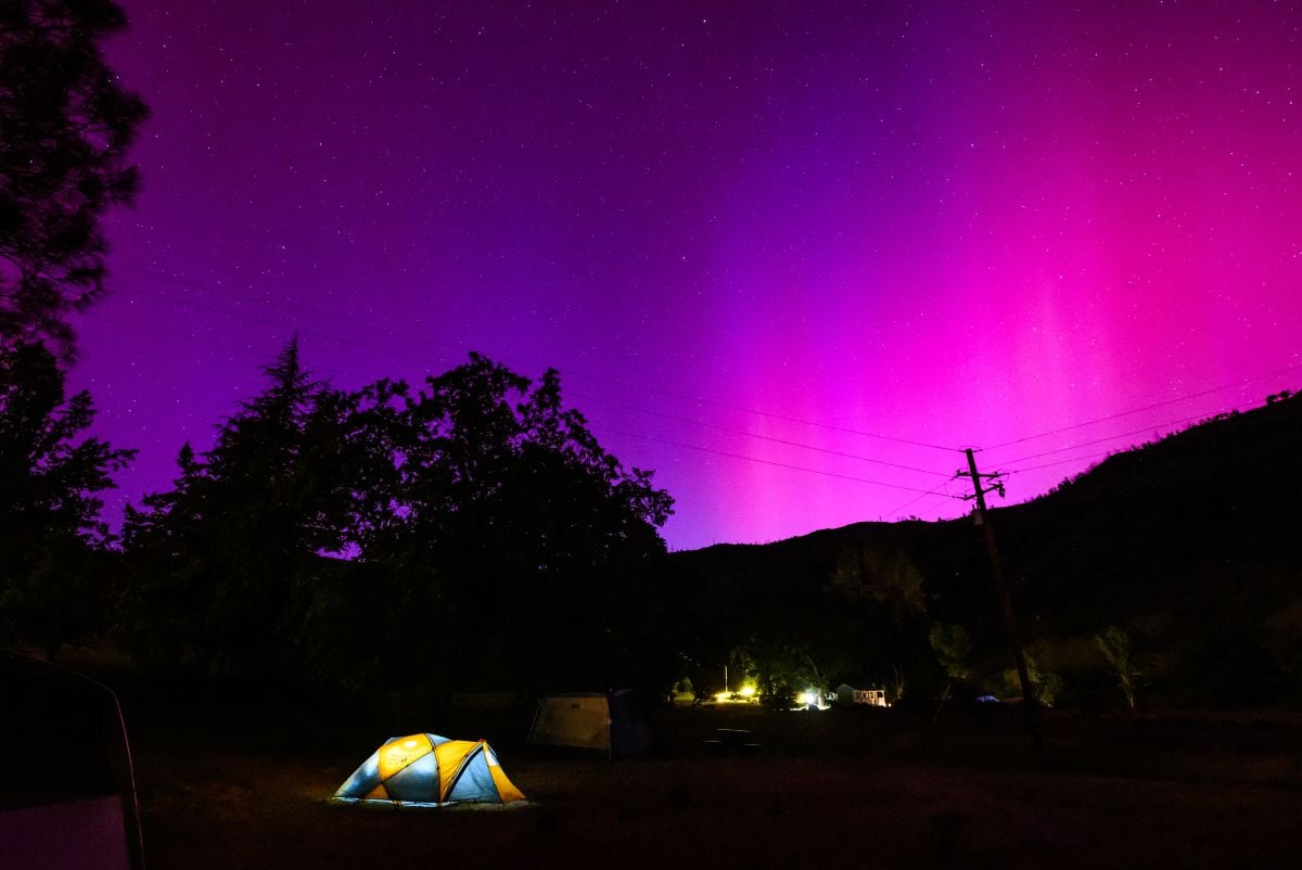 La aurora boreal ilumina el cielo nocturno sobre una tienda de campaña al norte de San Francisco en Middletown, California, el 11 de mayo de 2024 (Foto: Josh Edelson / AFP)