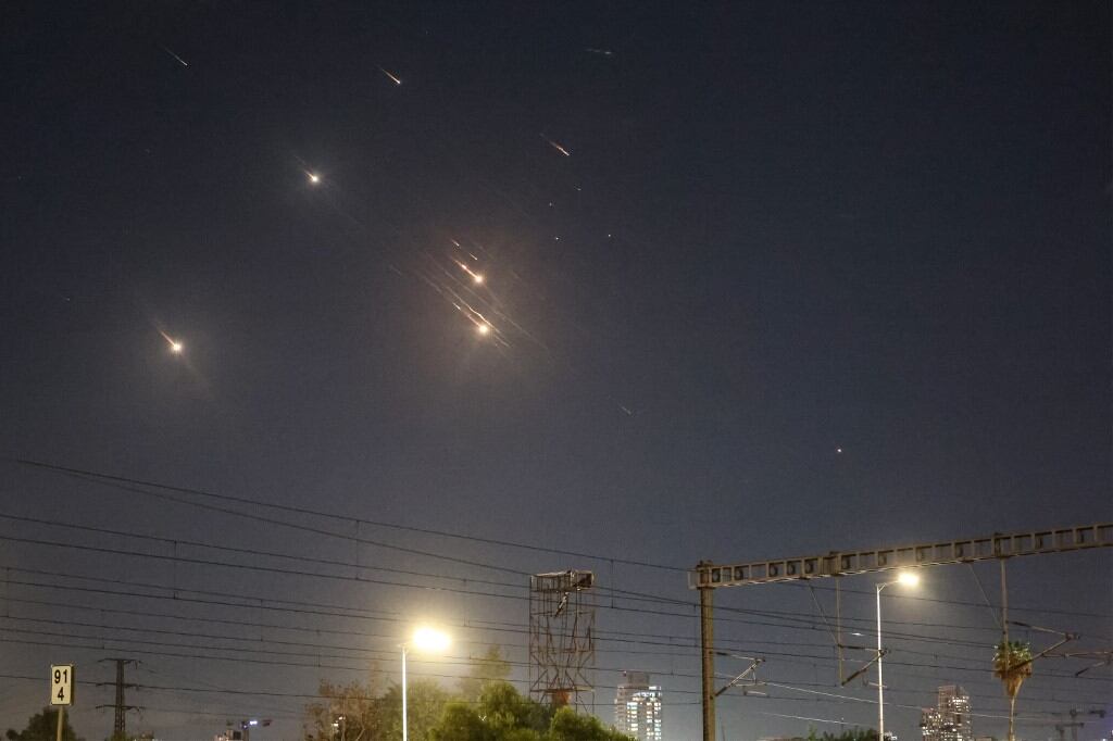Esta imagen muestra proyectiles interceptados por Israel sobre Tel Aviv el 1 de octubre de 2024. Las sirenas antiaéreas sonaron en el centro de Israel el 1 de octubre, según informó el ejército, un día después de que el ejército lanzara operaciones terrestres en el sur del Líbano contra posiciones de Hezbolá. "Las sirenas sonaron en el centro de Israel", dijo el ejército, sin proporcionar detalles de las áreas afectadas. (Foto: Jack GUEZ / AFP)