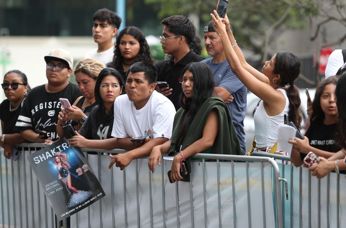 Fans de Shakira se reúnen en clínica donde la colombiana está internada. (Foto: Julio Reaño/@photo.gec)