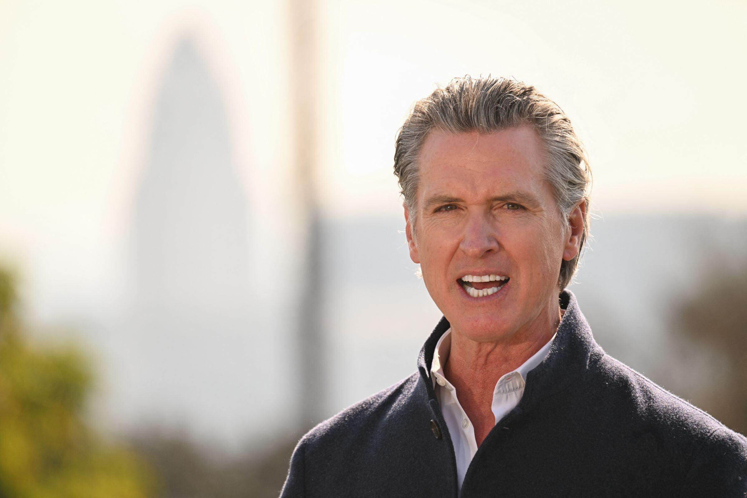 Gobernador de California, Gavin Newsom, agotará todos sus recursos para defender su norma (Foto: Diseñado por Freepik)
