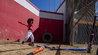 Desde bates de béisbol hasta ataúdes: aranceles de Trump golpean precios de la vida diaria en EE.UU.