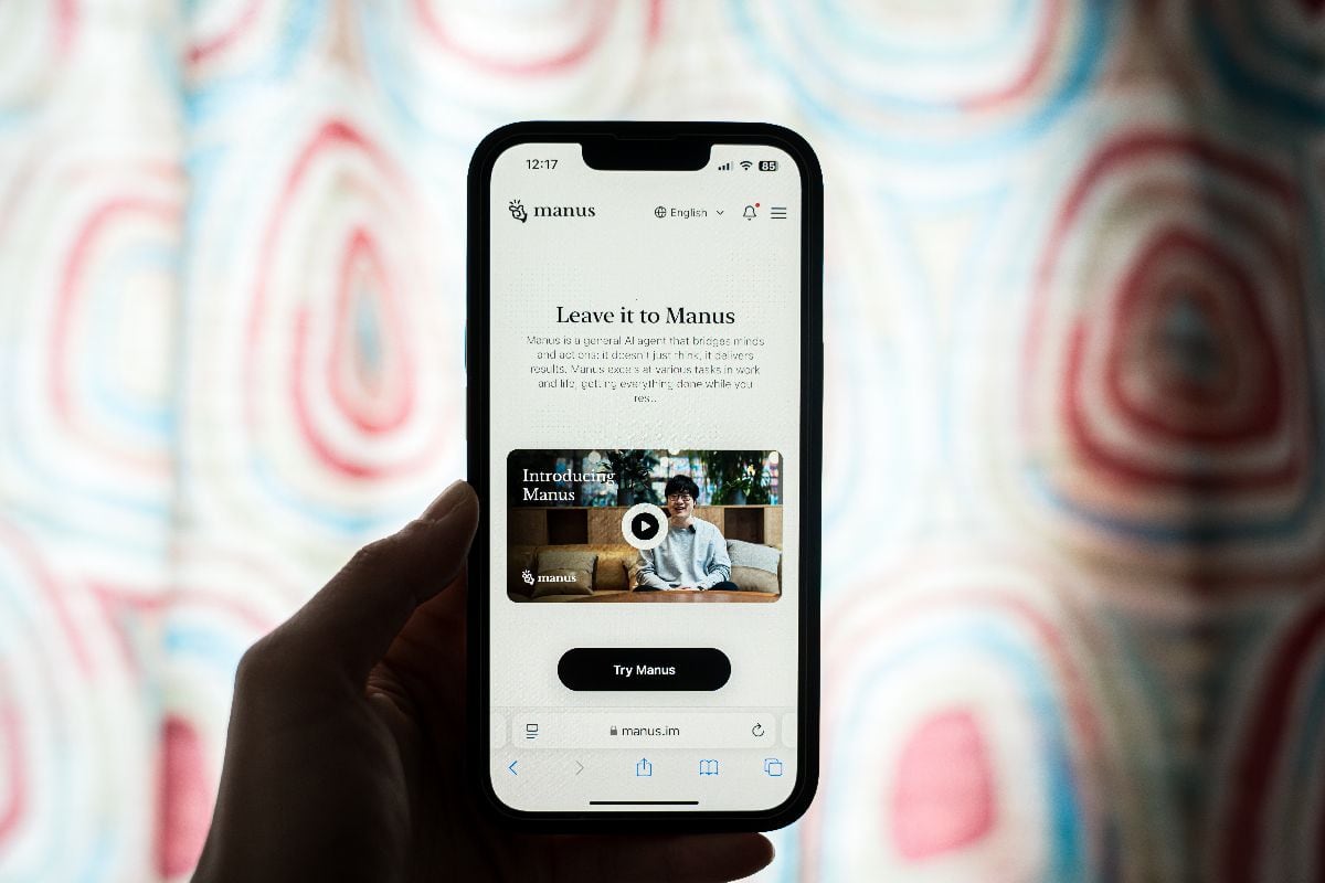 El sitio web del agente de IA de Manus en un smartphone en Hong Kong, China, el viernes 14 de marzo de 2025. Manus causó sensación este año con su agente de IA, que, según afirma, es capaz de ejecutar tareas complejas como analizar acciones o elaborar planes de marketing para los usuarios.
