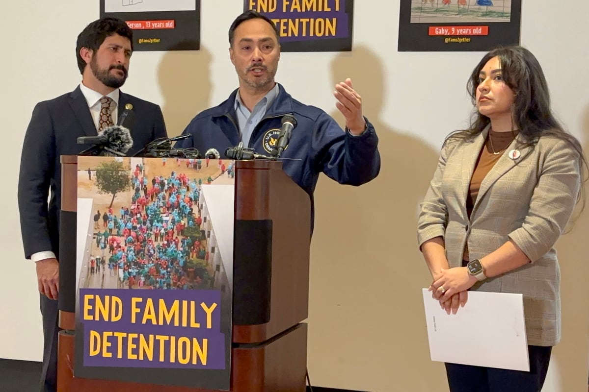 Los legisladores demócratas Joaquín Castro (c) y Greg Casar hablan durante una rueda de prensa este miércoles, en San Antonio, Texas (Estados Unidos). Más de 6,200 menores de edad han sido detenidos en centros para migrantes en Estados Unidos en el último año, según informaron legisladores demócratas en Texas.EFE/ Alejandra Arredondo