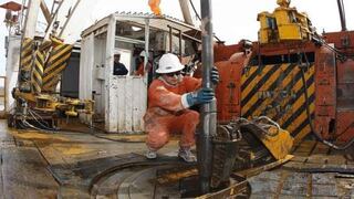 Petróleo cae por creciente producción del Mar del Norte y temor a plan estímulo de Fed