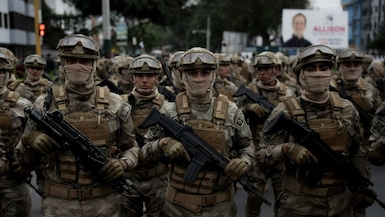Delegaciones de las Fuerzas Armadas participaron en la Gran Parada y Desfile Cívico Militar, que reunió a cerca de 3.000 participantes. (Foto: Joel Alonzo / @photo.gec)