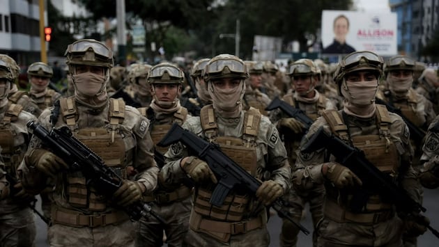 Delegaciones de las Fuerzas Armadas participaron en la Gran Parada y Desfile Cívico Militar, que reunió a cerca de 3.000 participantes. (Foto: Joel Alonzo / @photo.gec)