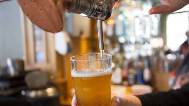 Comas prohíbe venta y consumo de bebidas alcohólicas: ¿a qué negocios aplica y cuánto es la multa?