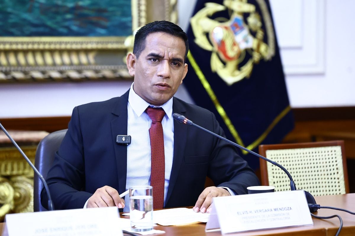 El presidente de la Comisión de Fiscalización, Elvis Vergara, sustentó el informe que recomienda otorgar facultades de comisión investigadora para indagar las reuniones extraoficiales de José Jerí con ciudadanos chinos. Foto: Congreso.