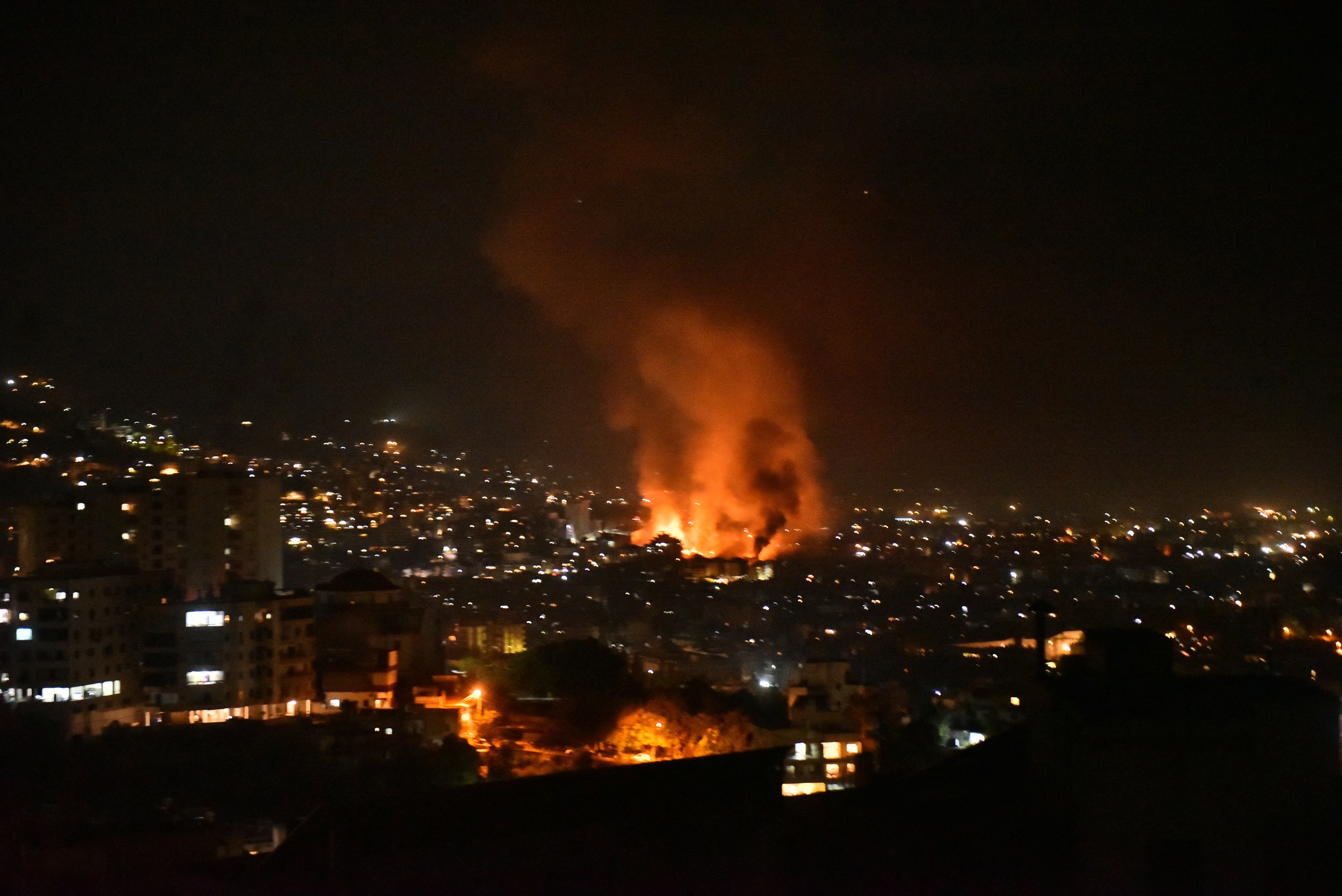 El humo sale del lugar de un ataque aéreo israelí que tuvo como objetivo un vecindario en el suburbio sur de Beirut en las primeras horas del 28 de septiembre de 2024. (Foto de Fadel ITANI / AFP).