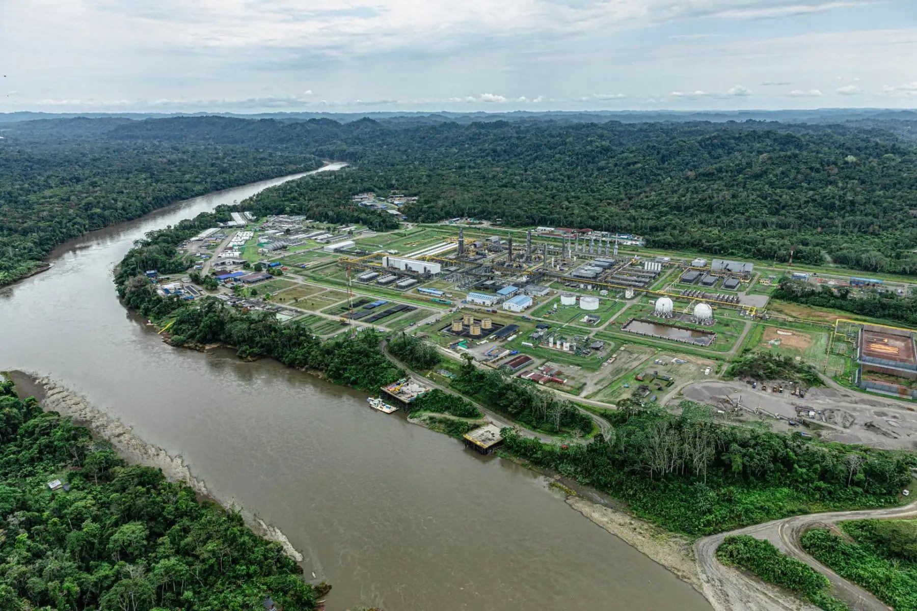 El sector hidrocarburos enfrenta un reto que va más allá del marketing: transformar su forma de producir. (Foto: EFE)
