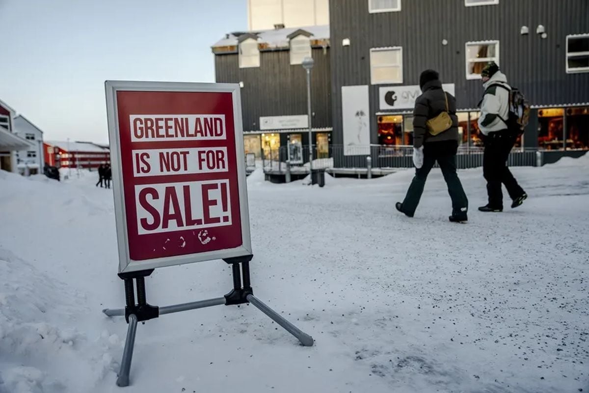 Personas caminan por una calle de Nuuk, Groenlandia, este miércoles. Foto: EFE/EPA/MADS CLAUS RASMUSSEN