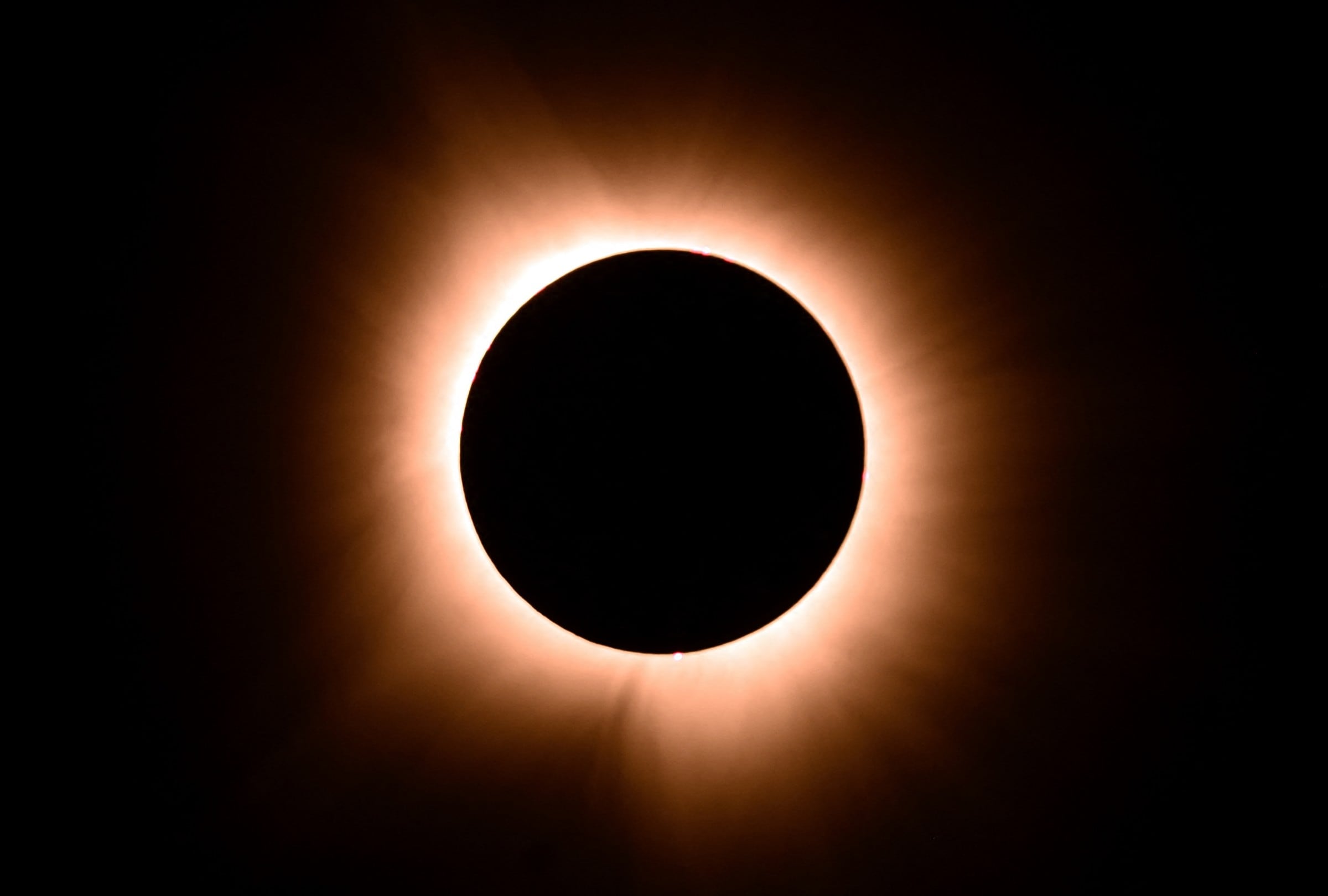 Los expertos recomiendan buscar lugares con cielos oscuros y reservar alojamiento con anticipación debido a la gran afluencia de observadores. (Foto: Imagen creada por El Comercio MAG usando Gemini)