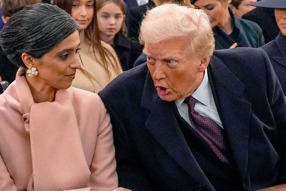 ARCHIVO – El presidente electo, Donald Trump, derecha, habla con Usha Vance y el vicepresidente electo JD Vance, que no aparece en la imagen, antes de una ceremonia religiosa en la iglesia de St. John, el 20 de enero de 2025, en Washington. (AP Foto/Evan Vucci, Archivo)