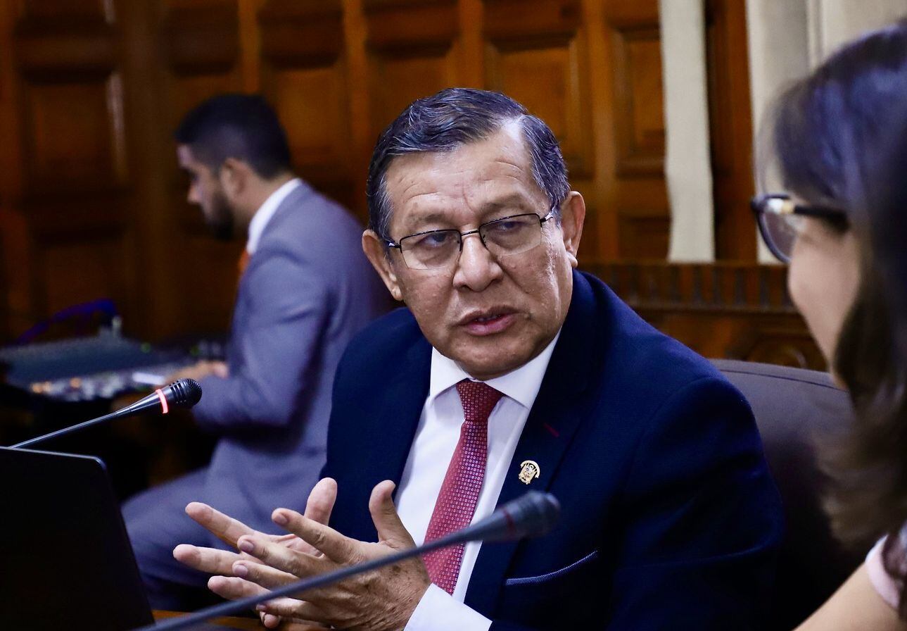 Eduardo Salhuana dijo que no puede seguir la situación tensa entre poderes del Estado con el Ministerio Público. (Foto: Congreso)