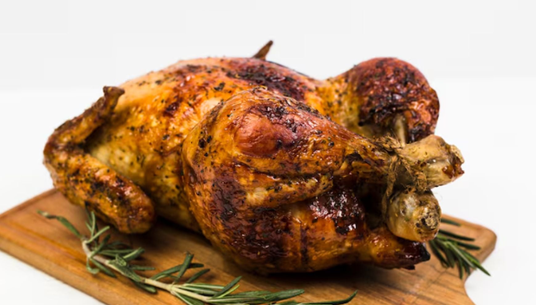 Defensores de la ley argumentan que el pollo asado es una opción barata, nutritiva y clave para familias sin cocina adecuada, adultos mayores y personas con discapacidad. (Foto referencial: Freepik)