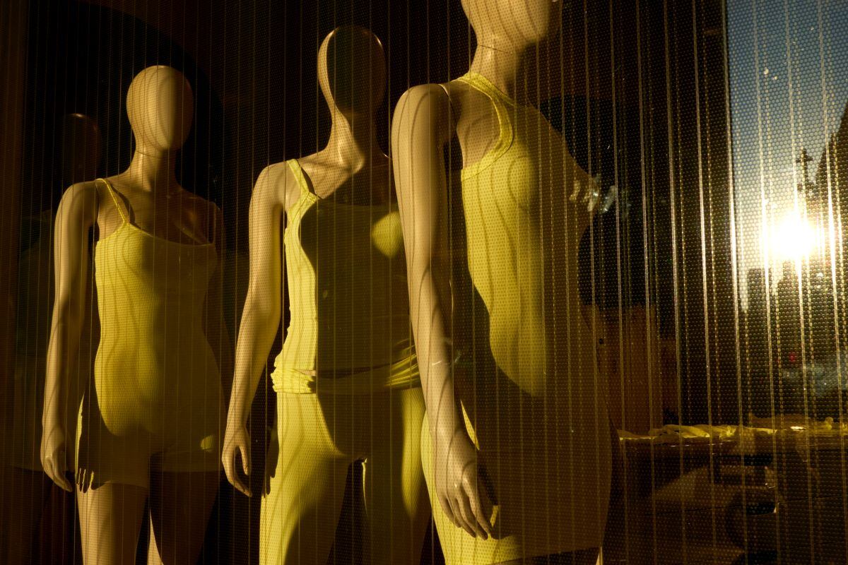 Maniquíes que exhiben fajas en una tienda temporal de Skims en la tienda insignia de Nordstrom en Nueva York, EE.UU., el domingo 9 de junio de 2024. Skims de Kim Kardashian ha revolucionado la industria de la ropa interior, aumentando a casi mil millones de dólares en ventas netas el año pasado. Fotógrafo: Bing Guan/Bloomberg