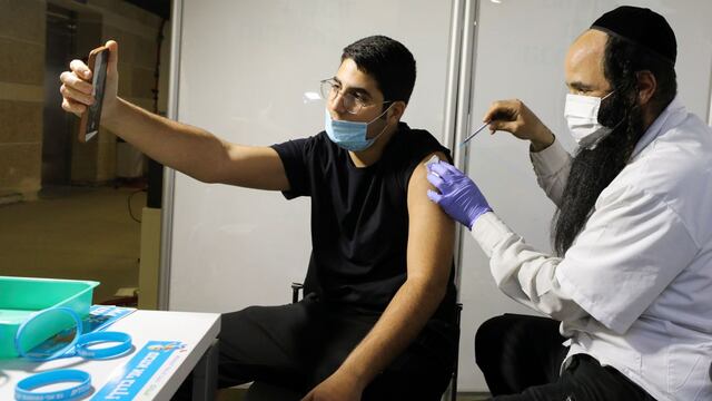 Israel sigue veloz vacunación, que alcanzó a alrededor de mitad de población