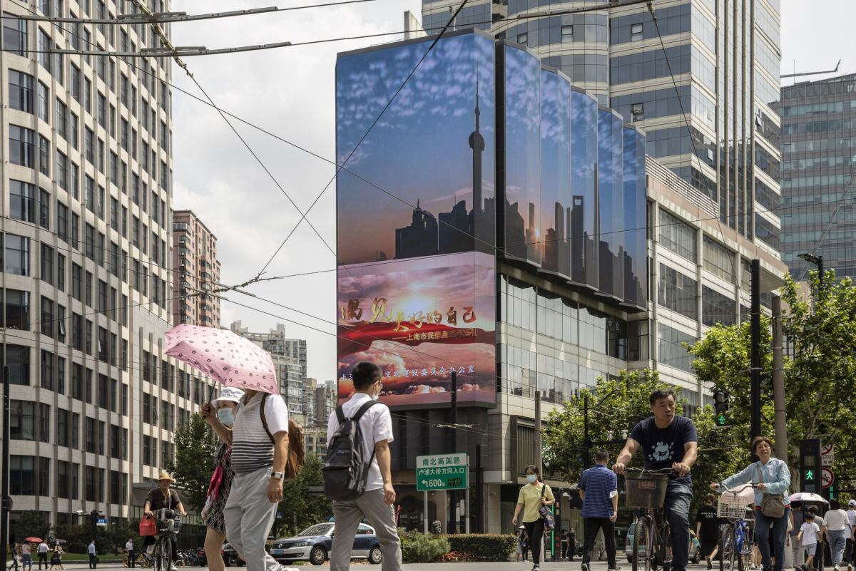 Una pantalla pública muestra una imagen del horizonte de la ciudad de Shanghai en Shanghai, China, el miércoles 18 de agosto de 2021.