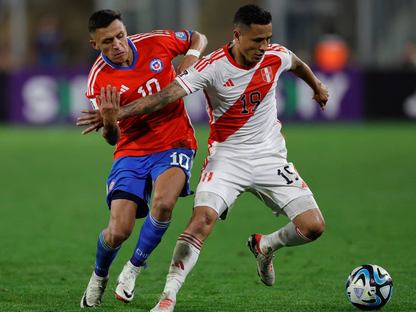 Chile venció a Perú por 2-0 en la tercera jornada de las Eliminatorias rumbo a la Copa del Mundo 2026. (Foto: AFP)