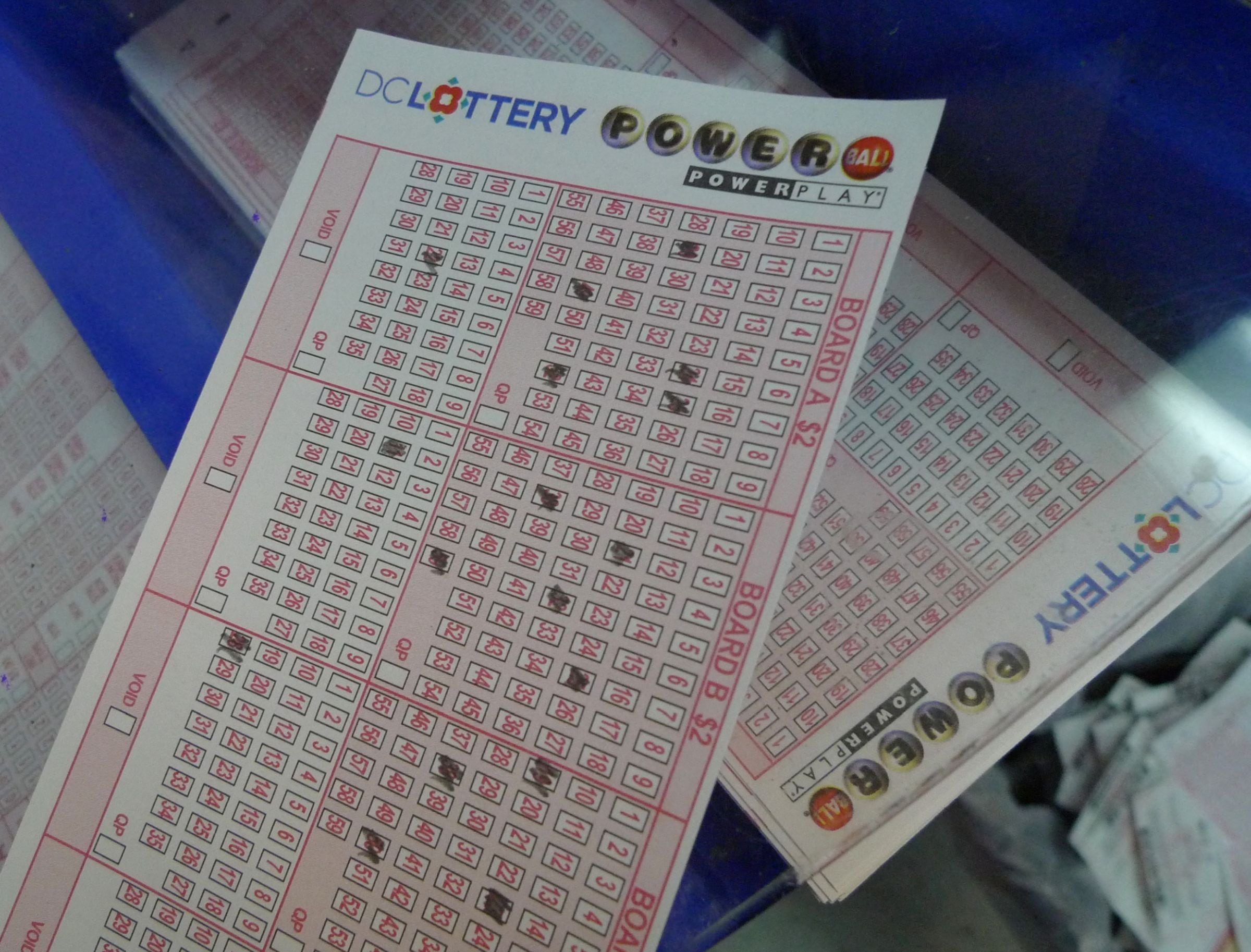 Los plazos límite para la venta de boletos del Powerball varían según la jurisdicción. (Foto: MANDEL NGAN / AFP)