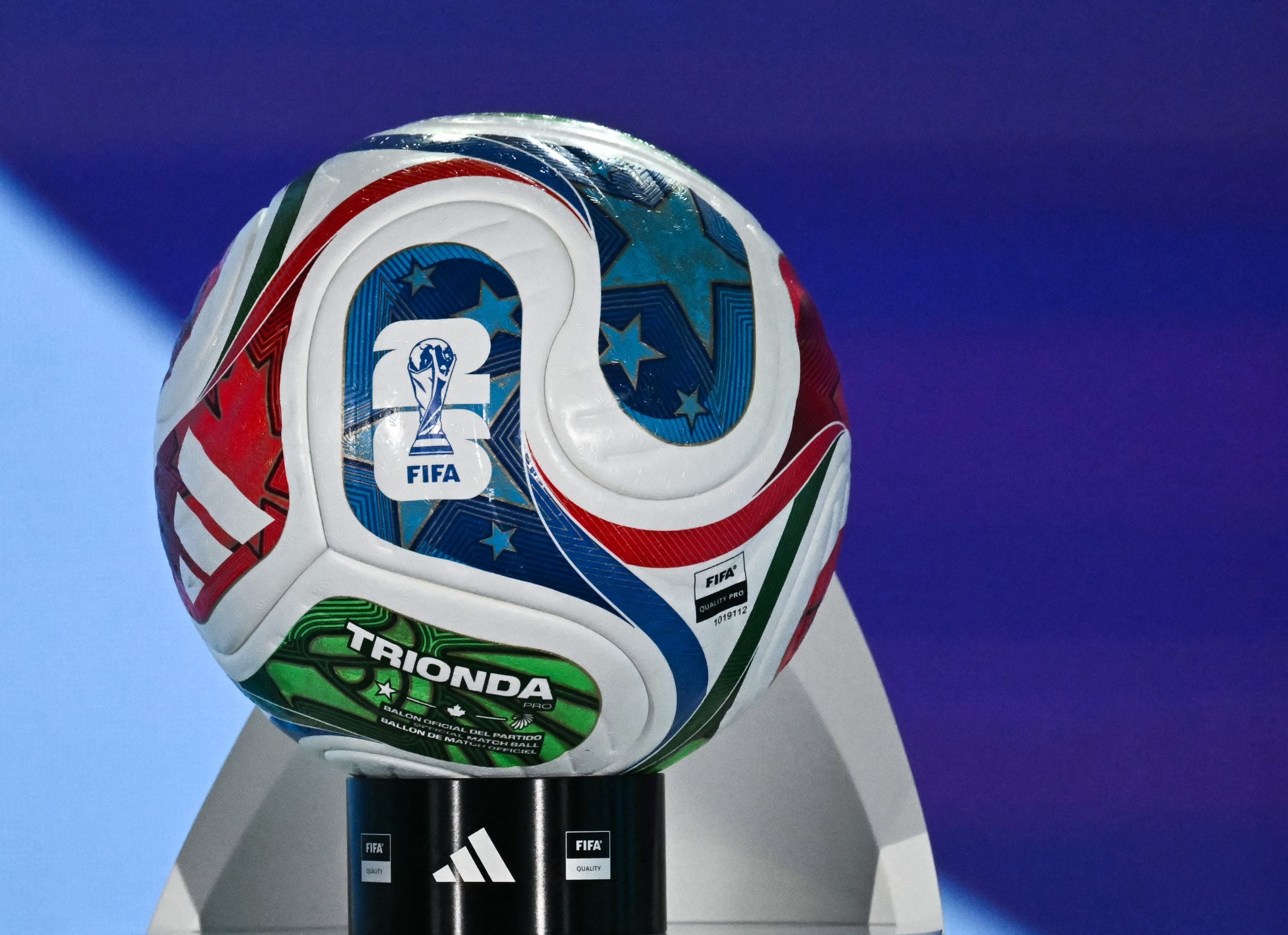 La pelota oficial del Mundial 2026 es la Adidas Trionda. Su nombre combina las palabras ‘tri’ (tres) y ‘onda’, haciendo referencia a los tres países anfitriones (Canadá, México y Estados Unidos) y a la unión del fútbol. (Foto: Fabrice COFFRINI / AFP)