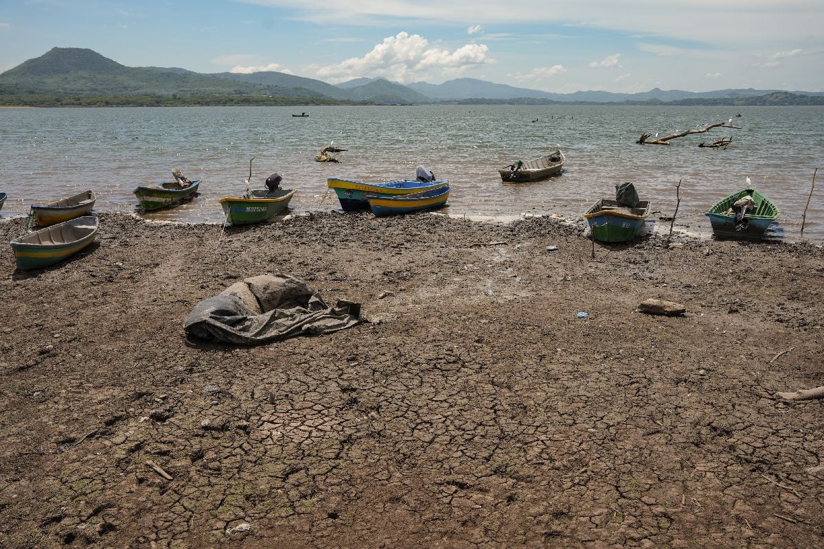 Embarcaciones en el lago de Güija, que presenta niveles bajos de agua debido a las condiciones de sequía en Metapán, El Salvador, el 1 de septiembre.