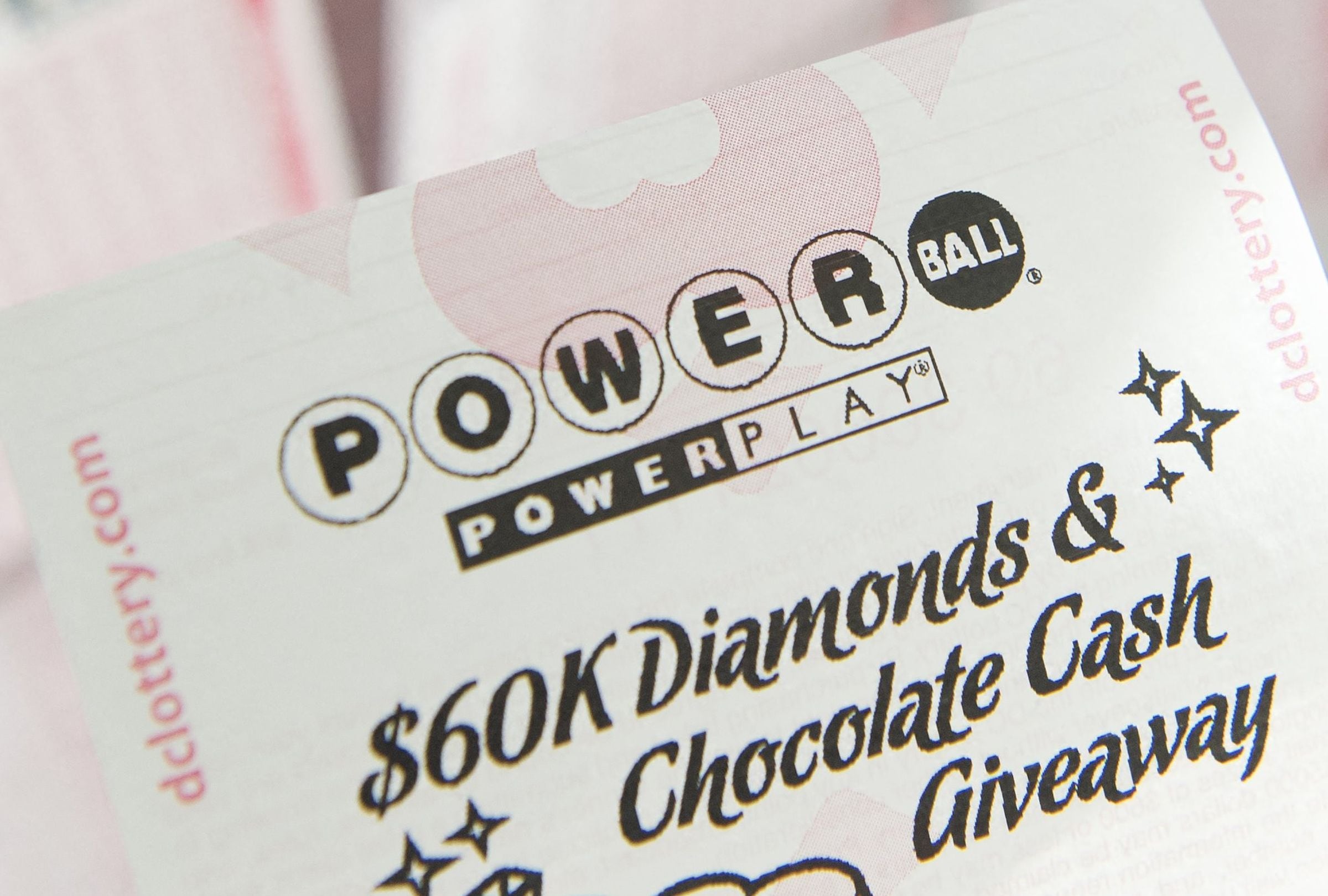 En esta nota conocerás los resultados del sorteo del Powerball del sábado 23 de mayo y descubrir si alguien se quedó con el premio mayor. (Foto: SAUL LOEB / AFP)