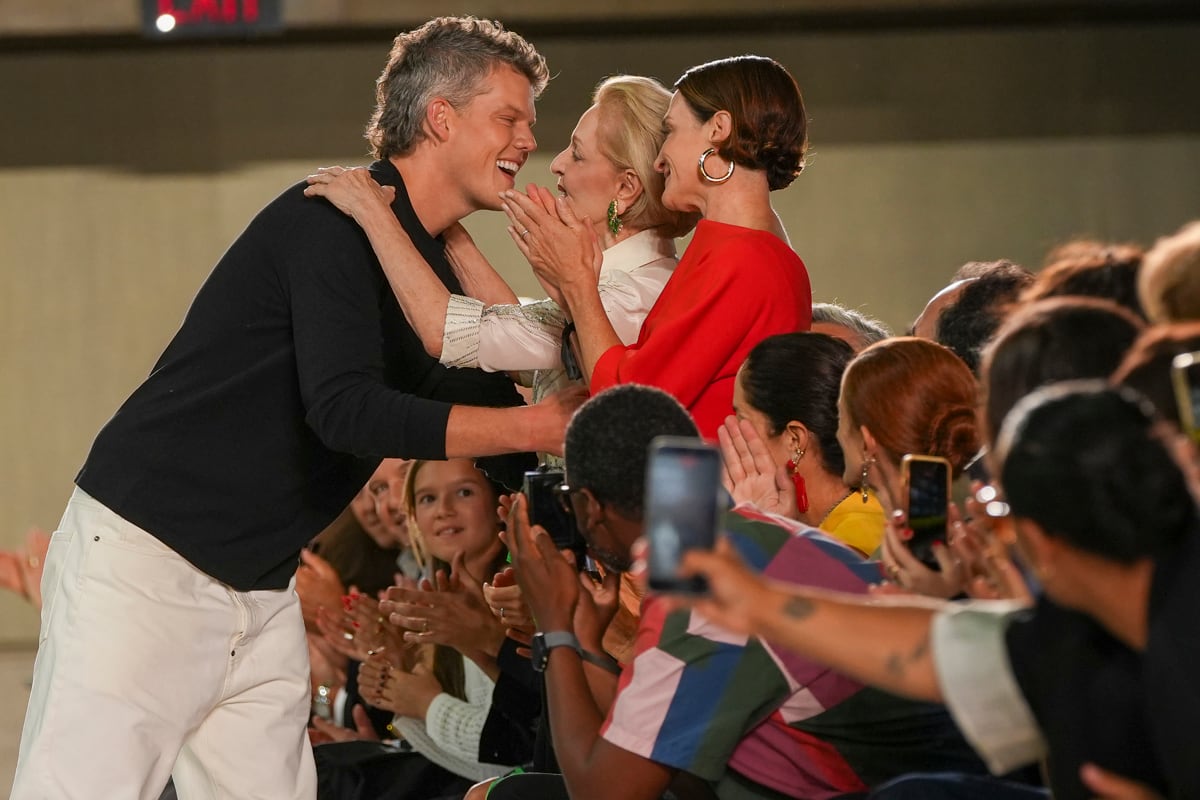 El director creativo Wes Gordon (i) saluda a Carolina Herrera (c) durante su desfile este lunes, en la Semana de la Moda de Nueva York (Estados Unidos). La marca estadounidense celebró su 45 aniversario en la Semana de la Moda de Nueva York con una nueva colección de Gordon, quien se mantuvo fiel a las señas de identidad de la firma. EFE/ Ángel Colmenares