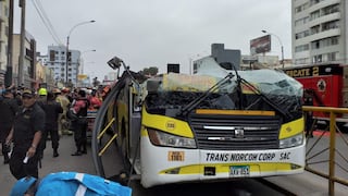 Bus se quedó sin techo en la avenida Brasil por intentar pasar debajo de puente 