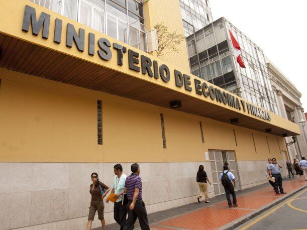 Ejecutivo aprobó esta obligación para que todas las entidades públicas apliquen la metodología de determinación de las tasas que se cobran en los procedimientos administrativos realizados por los ciudadanos. (Foto: Andina)