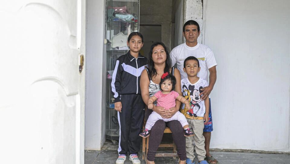 Sayuri Moreno, de 37 años, y su familia, en su casa de Huarmey, en el norte de Perú. |Ernesto Benavides / AFP