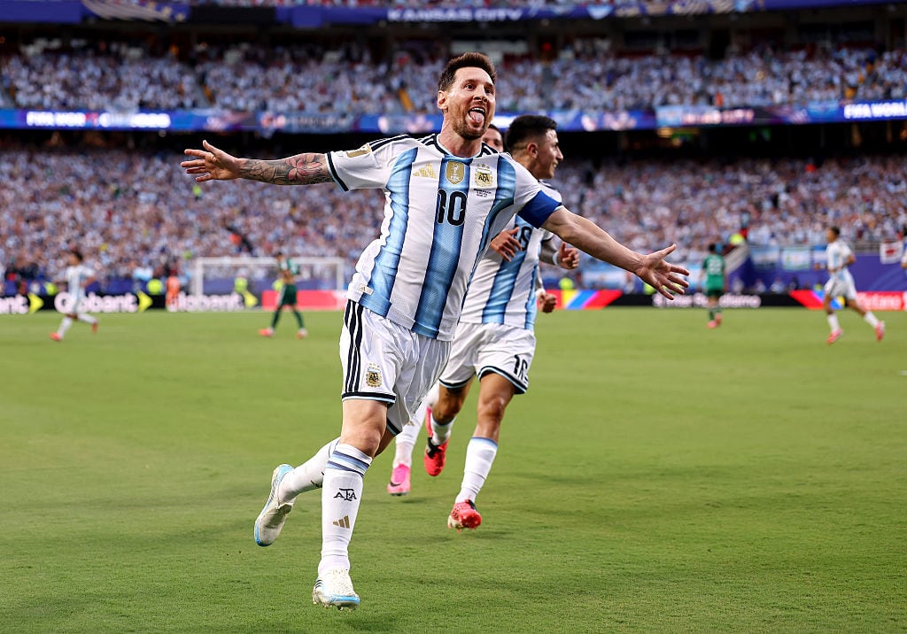 Lionel Messi #10 de Argentina celebra marcar el primer gol de su equipo durante el partido del Grupo J de la Copa Mundial de la FIFA 2026 entre Argentina y Argelia en el estadio de Kansas City el 16 de junio de 2026 en Kansas City, Missouri. (Foto de Charlotte Wilson/Getty Images)