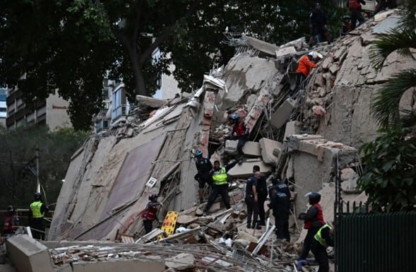Rescatistas buscan víctimas en un edificio derrumbado tras el terremoto que sacudió Venezuela, según informó el Servicio Geológico de Estados Unidos (USGS) Foto: ANDINA/AFP