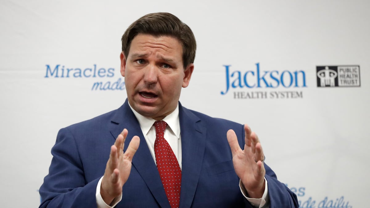 DeSantis lo confirma: estos son los artículos que puedes comprar en Florida sin pagar impuestos hasta el 31 de diciembre de 2026