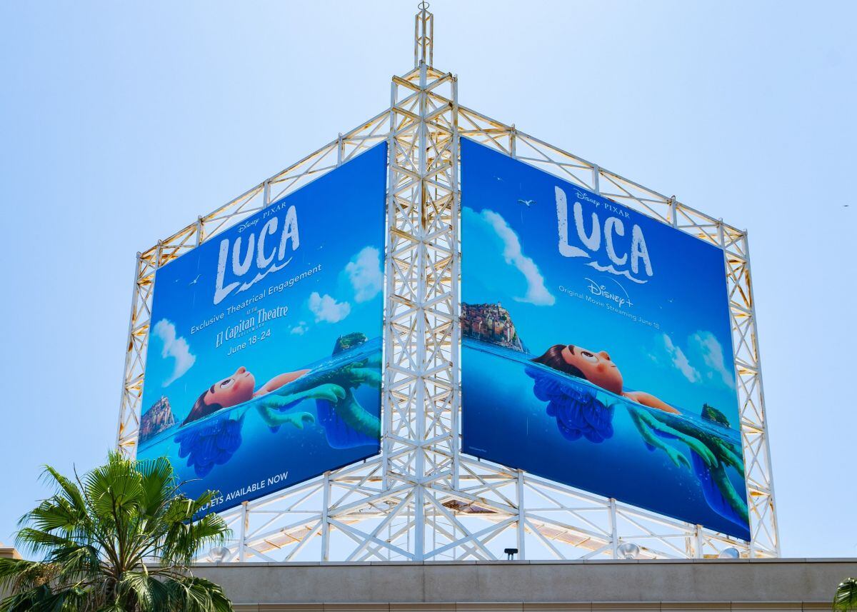 Vista general de un cartel doble sobre el Centro de Entretenimiento El Capitan que promociona la nueva película de Pixar 'Luca' con una presentación teatral exclusiva en el Teatro El Capitan y transmisión en Disney+ el 3 de junio de 2021 en Hollywood, California. Fotógrafo: AaronP/Bauer-Griffin/GC Images/Getty Images