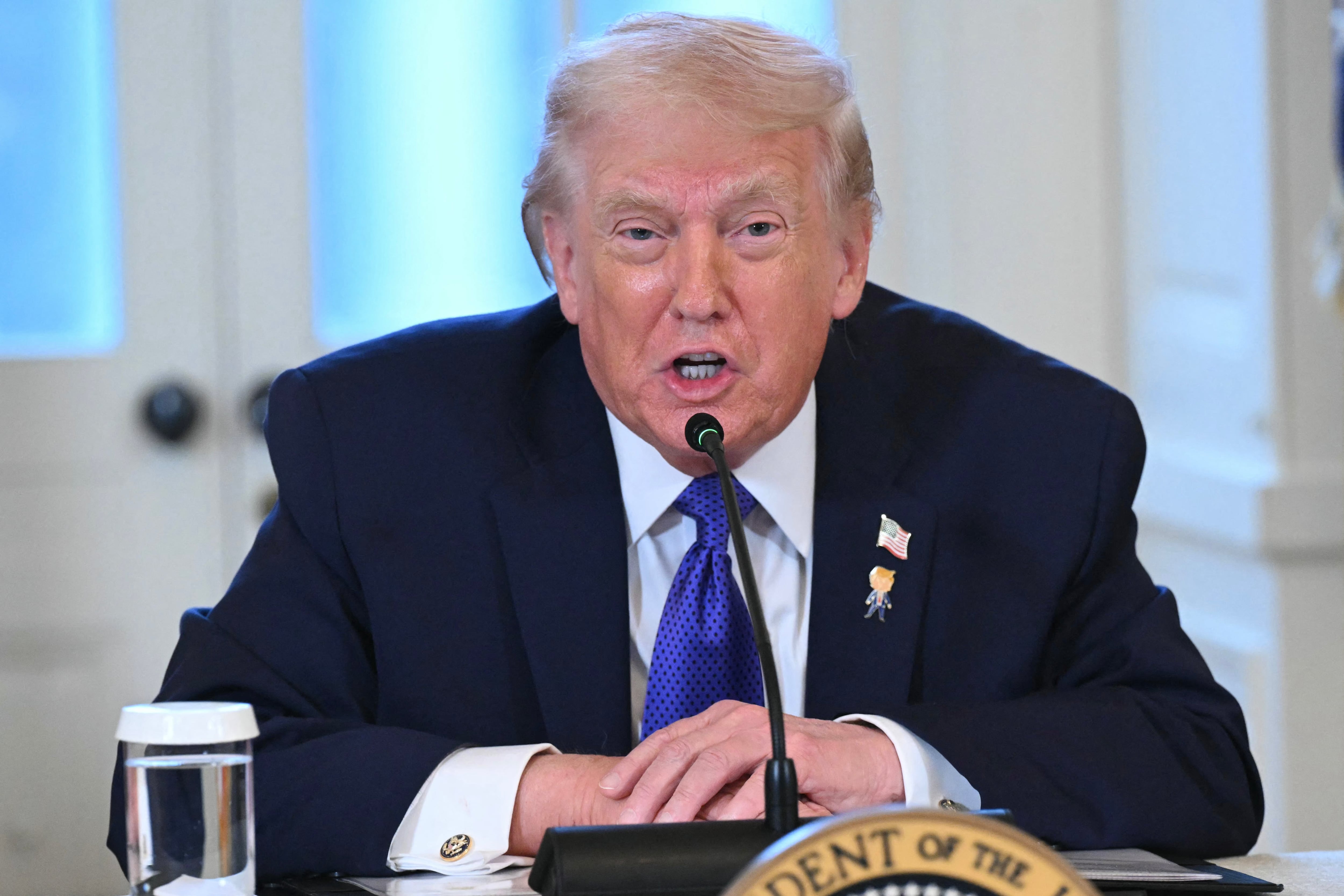El presidente de Estados Unidos, Donald Trump, habla durante una reunión con ejecutivos de compañías petroleras estadounidenses en la Casa Blanca el 9 de enero de 2026. (Foto de SAUL LOEB / AFP).