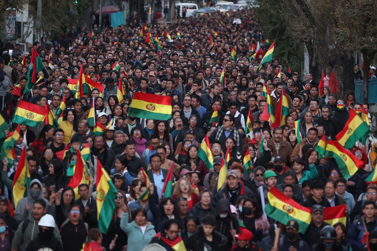 Integrantes de "plataformas ciudadanas" participan en una manifestación en contra de los bloqueos, en La Paz, Bolivia, el 20 de mayo de 2026. (Luis Gandarillas / EFE)