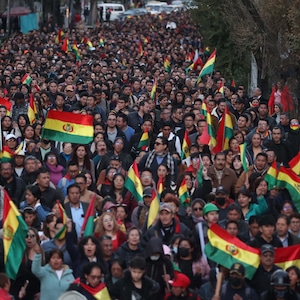 Integrantes de "plataformas ciudadanas" participan en una manifestación en contra de los bloqueos, en La Paz, Bolivia, el 20 de mayo de 2026. (Luis Gandarillas / EFE)