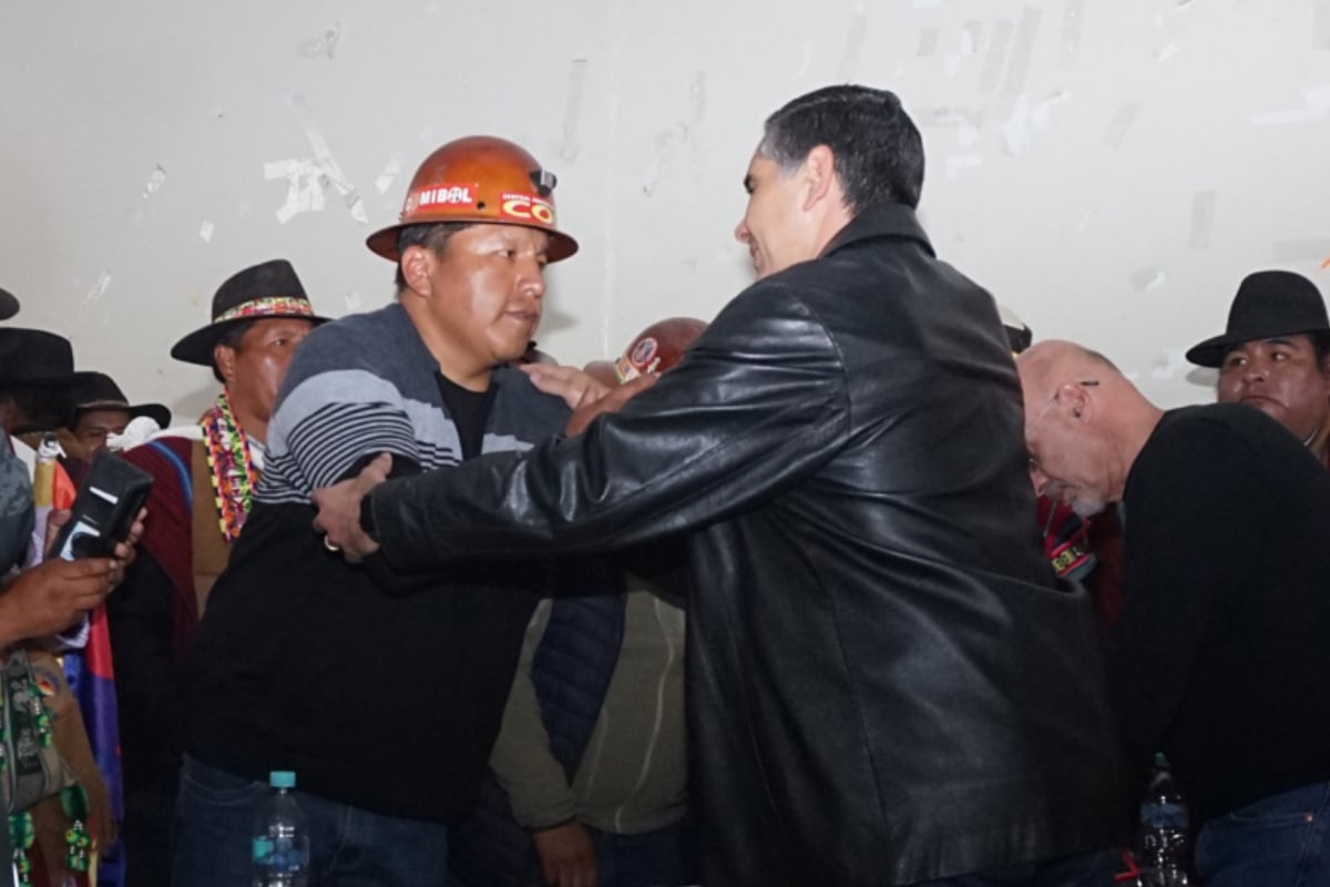El gobierno de Rodrigo Paz indicó que al eliminar los subsidios al combustible para grandes industrias, se desincentiva un mercado negro donde gran parte del producto se vende a más del doble. (Foto: EFE/STR)